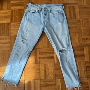 Levi 501 Distressed light wash Jean 29x26